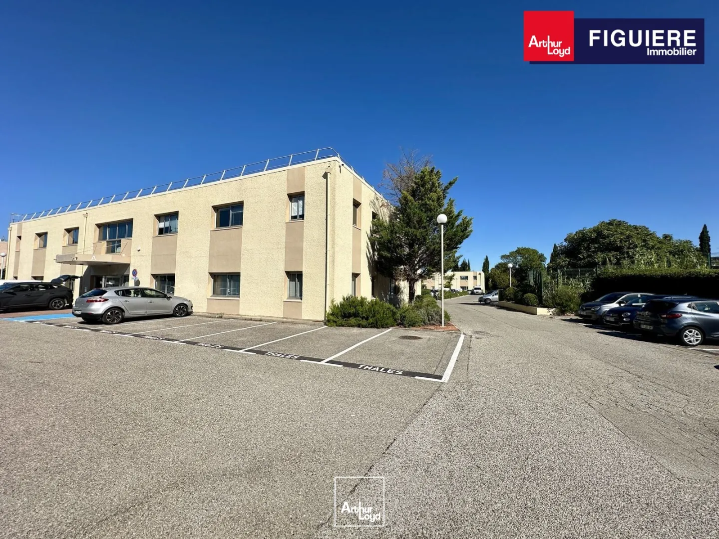 BUREAUX À LOUER À PROXIMITÉ DE L'AÉROPORT AVEC PARKING