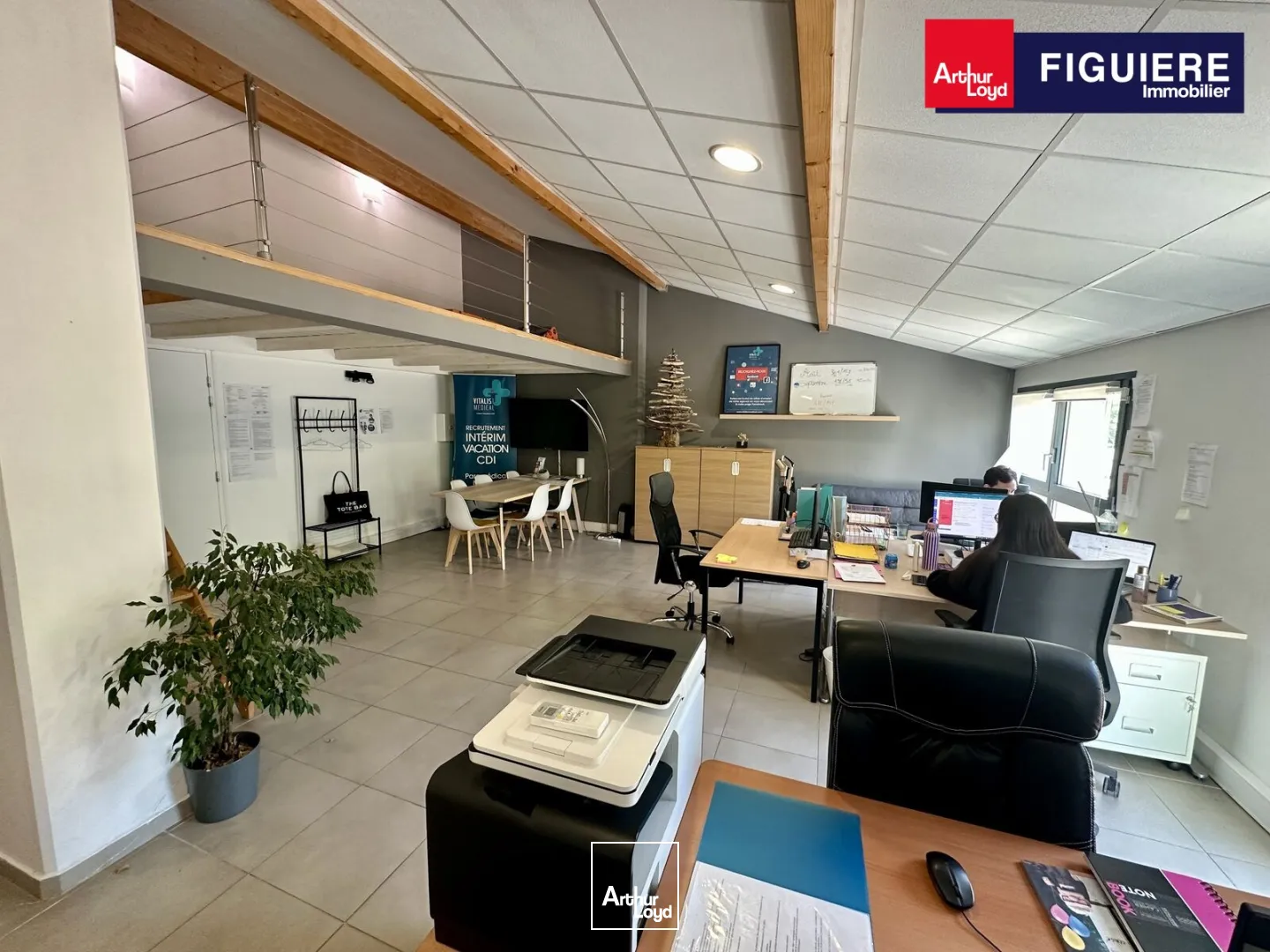 BUREAUX EN ÉTAGE AVEC PARKING ET GARAGE AU THOLONET