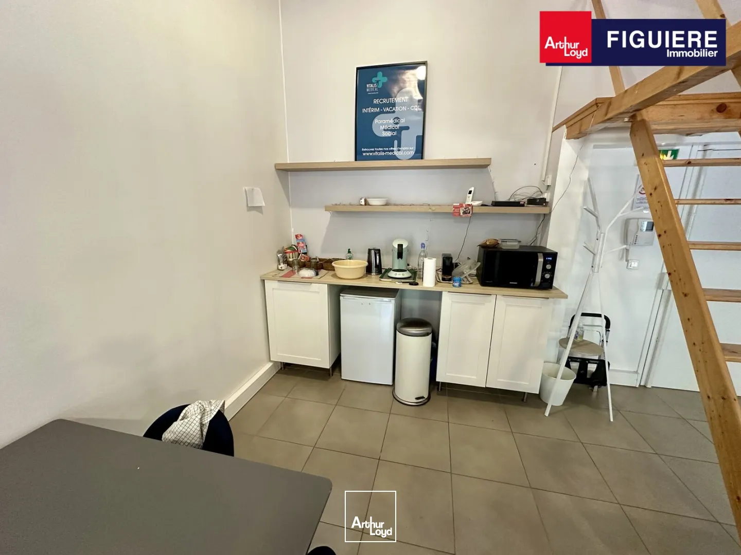 BUREAUX EN ÉTAGE AVEC PARKING ET GARAGE AU THOLONET