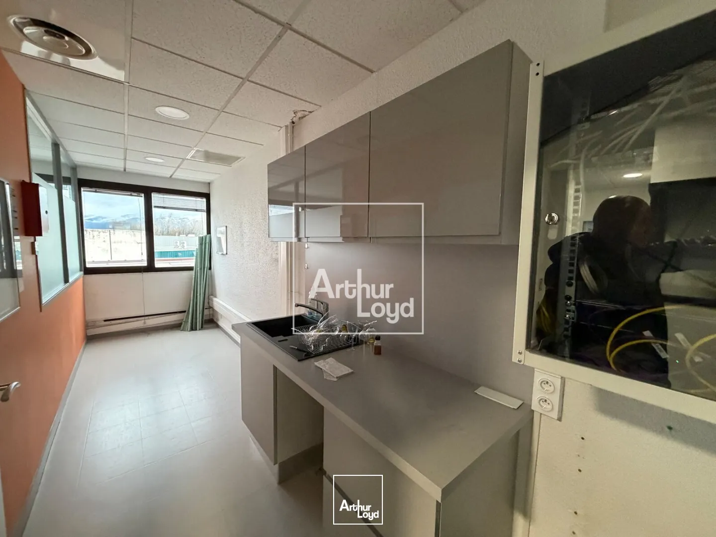 BUREAUX A LOUER MEYLAN - 180 m² 