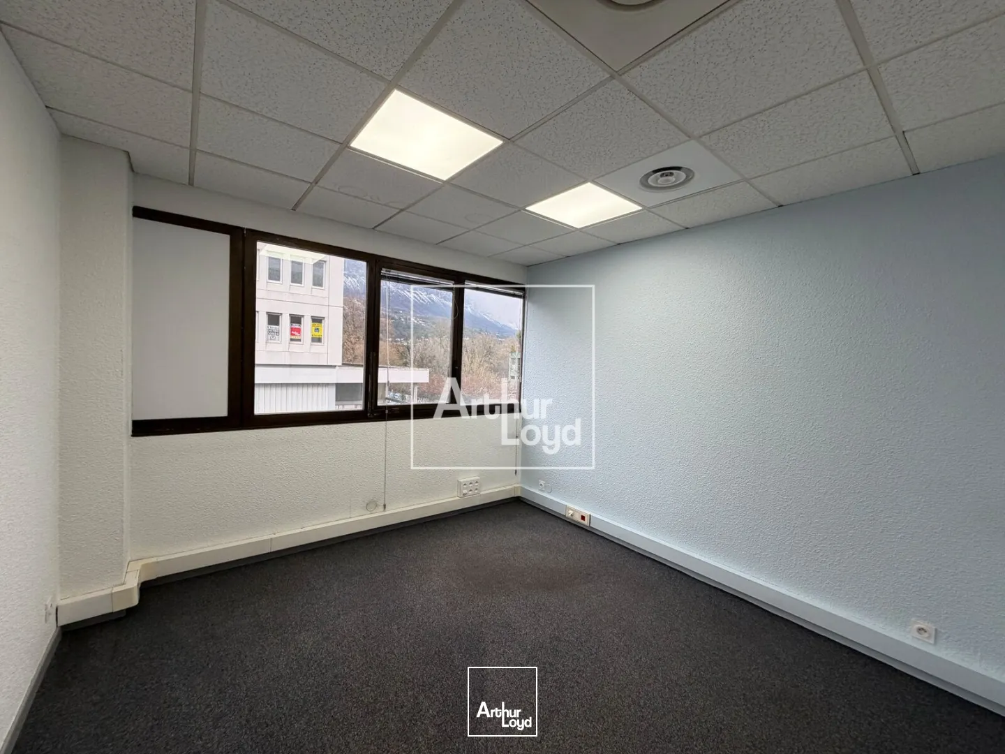 BUREAUX A LOUER MEYLAN - 180 m² 