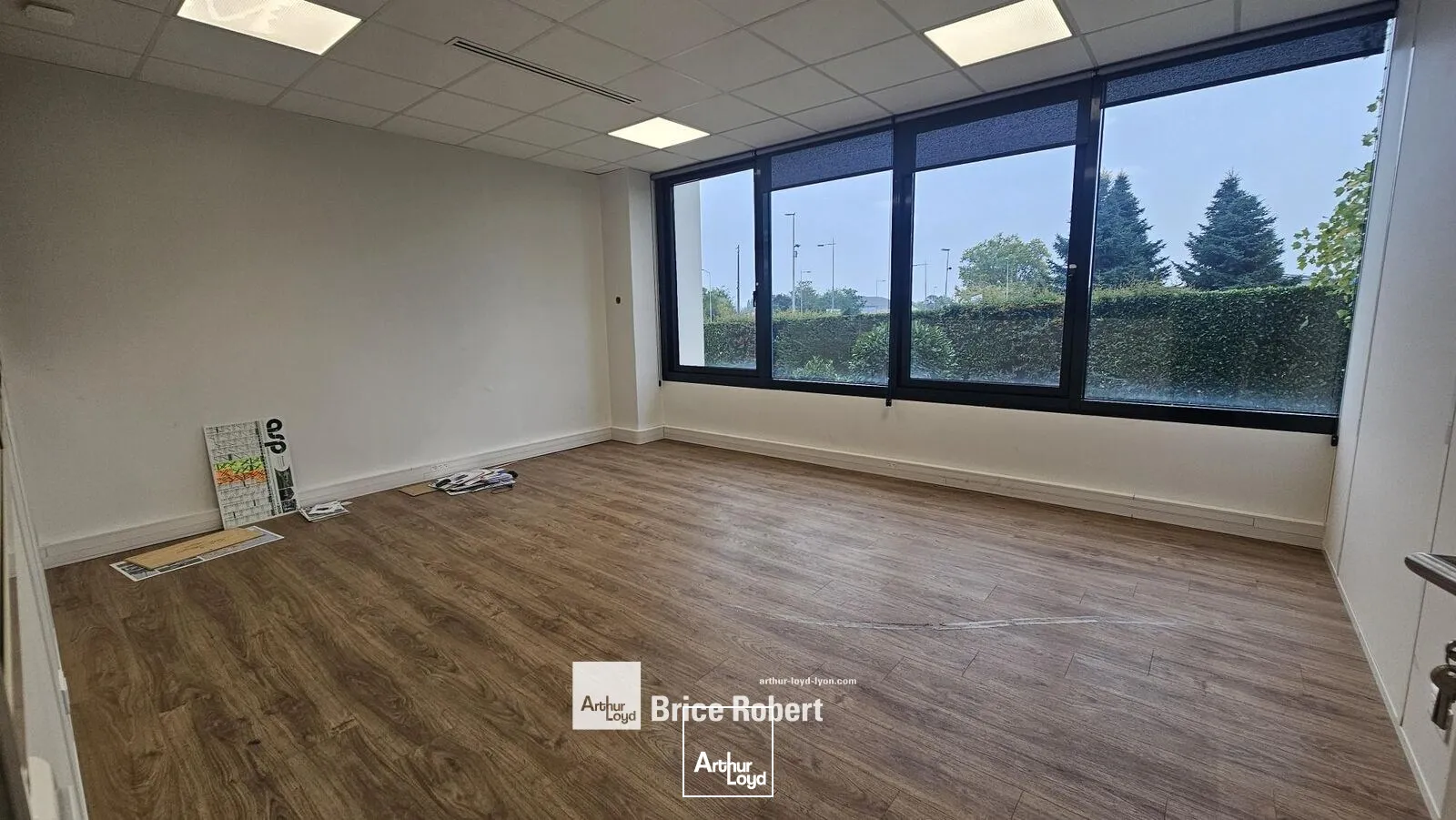 A louer - LE LUMIERE - Bureaux avec espace de stockage - Bron