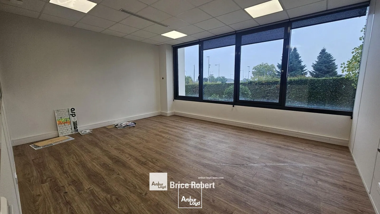 A louer - LE LUMIERE - Bureaux avec espace de stockage - Bron