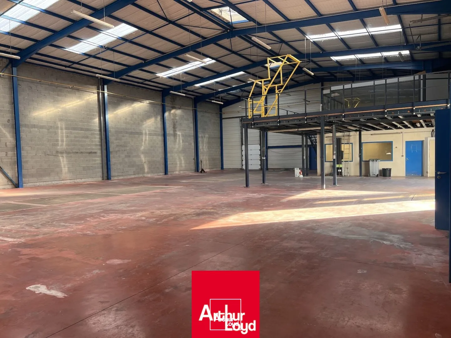 À VENDRE : Local d'activités de 917 m², indépendant sur son terrain de 2&nbsp;250 m² à Belleville-en-Beaujolais