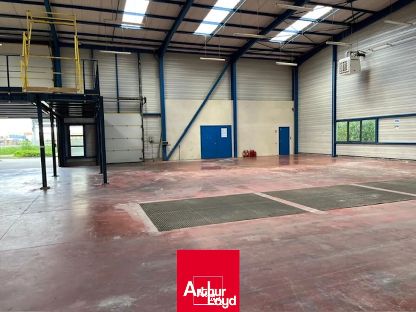 À VENDRE : Local d'activités de 917 m², indépendant sur son terrain de 2&nbsp;250 m² à Belleville-en-Beaujolais