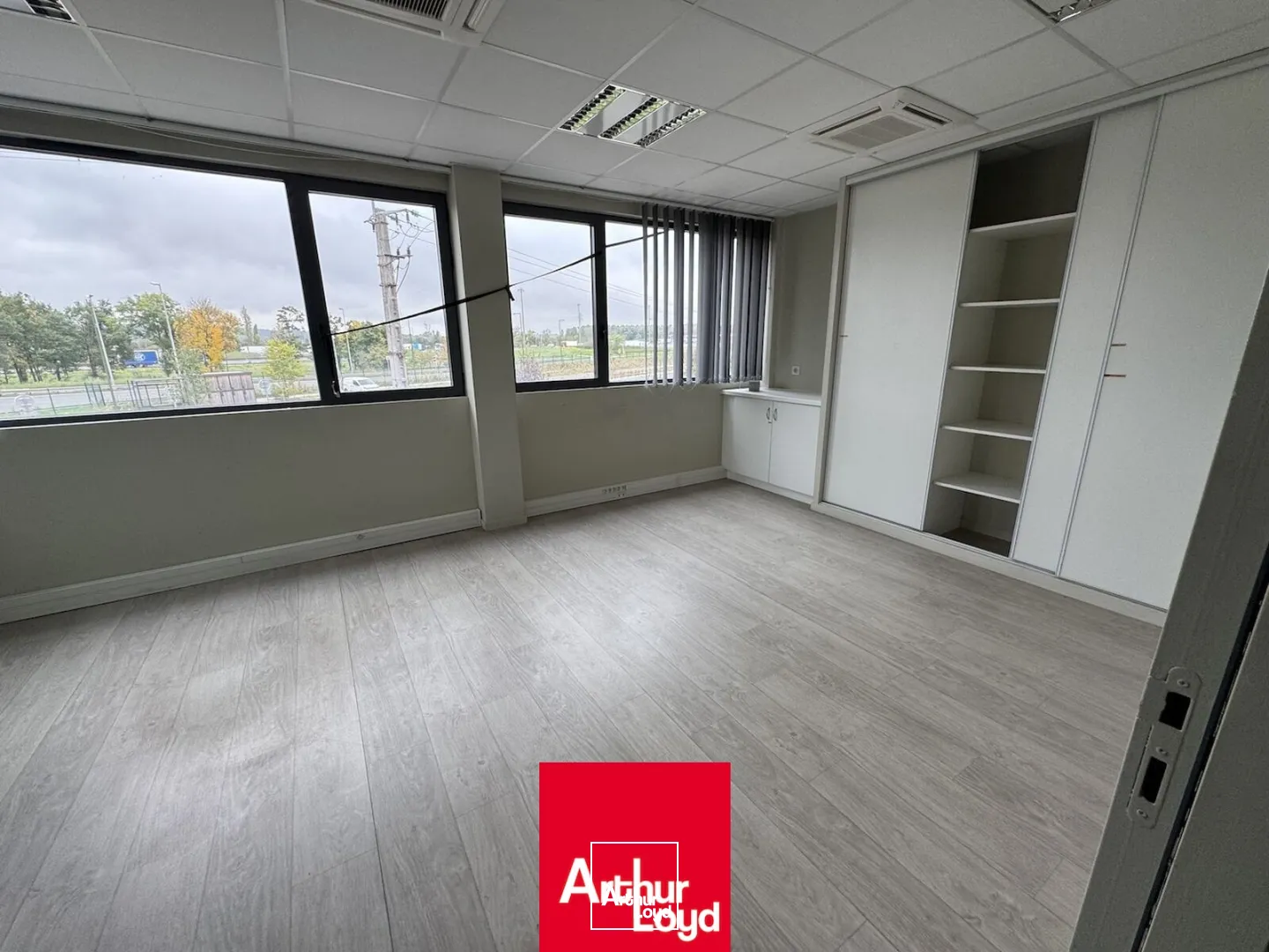 Bureaux à LOUER VILLEFRANCHE sortie d'autoroute