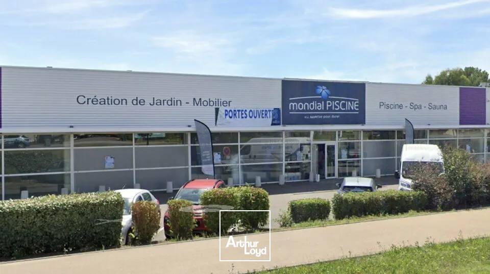 A LOUER LOCAL COMMERCIAL DE 700 m2 - AXE PASSANT - LES SABLES D'OLONNE 