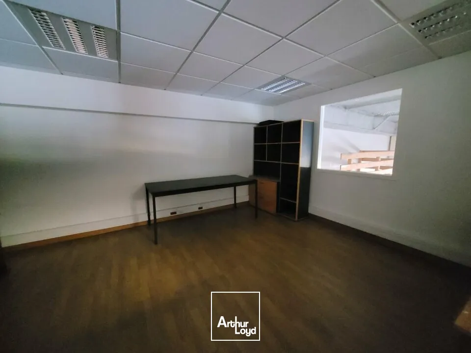 A LOUER LOCAL COMMERCIAL DE 700 m2 - AXE PASSANT - LES SABLES D'OLONNE 