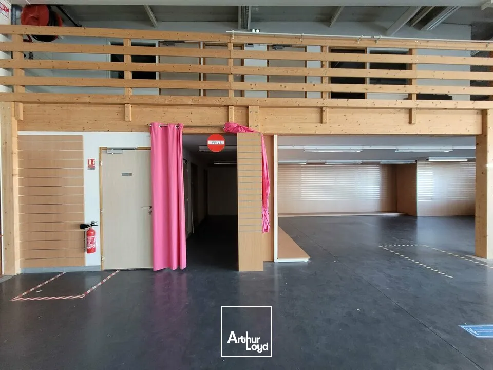 A LOUER LOCAL COMMERCIAL DE 700 m2 - AXE PASSANT - LES SABLES D'OLONNE 
