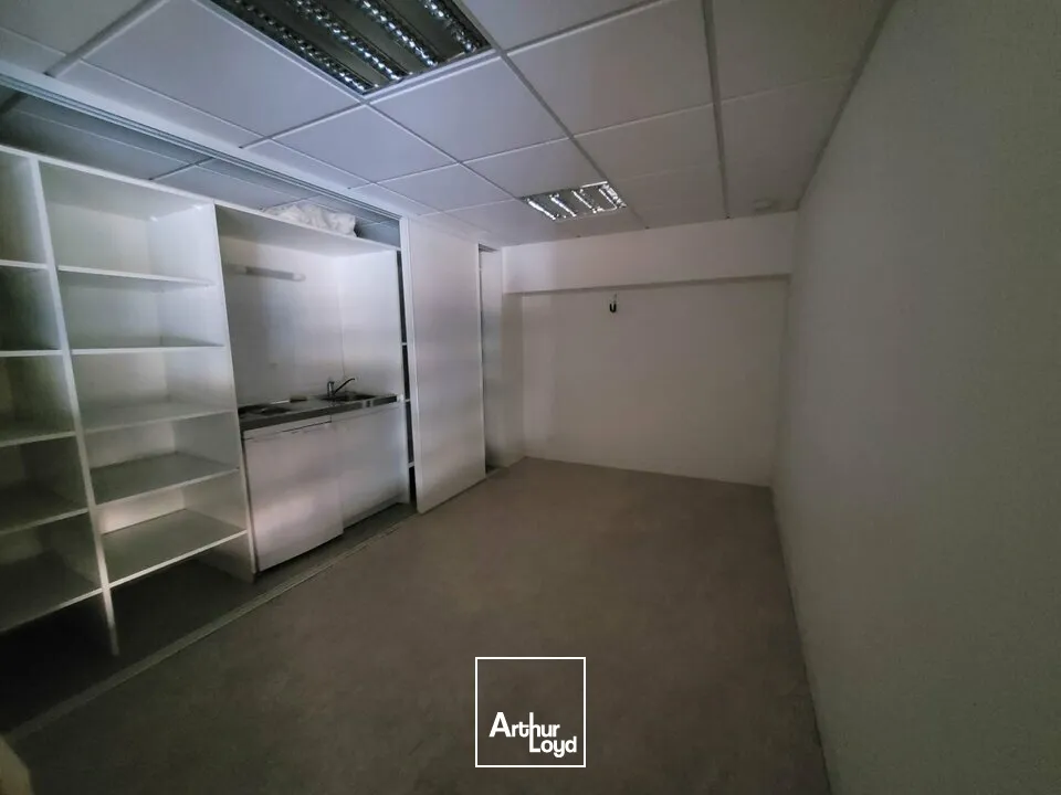 A LOUER LOCAL COMMERCIAL DE 700 m2 - AXE PASSANT - LES SABLES D'OLONNE 