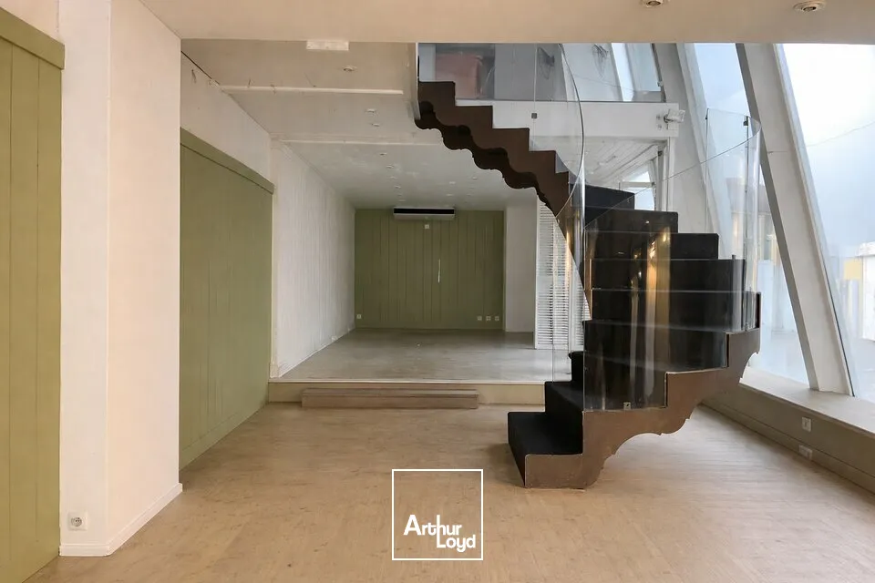 LA ROCHE-SUR-YON RUE GEORGES CLEMENCEAU  LOCAL COMMERCIAL 122M²  À LOUER