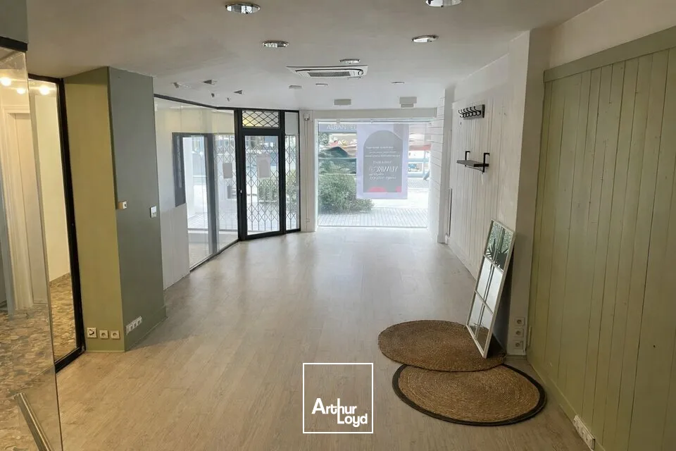 LA ROCHE-SUR-YON RUE GEORGES CLEMENCEAU  LOCAL COMMERCIAL 122M²  À LOUER