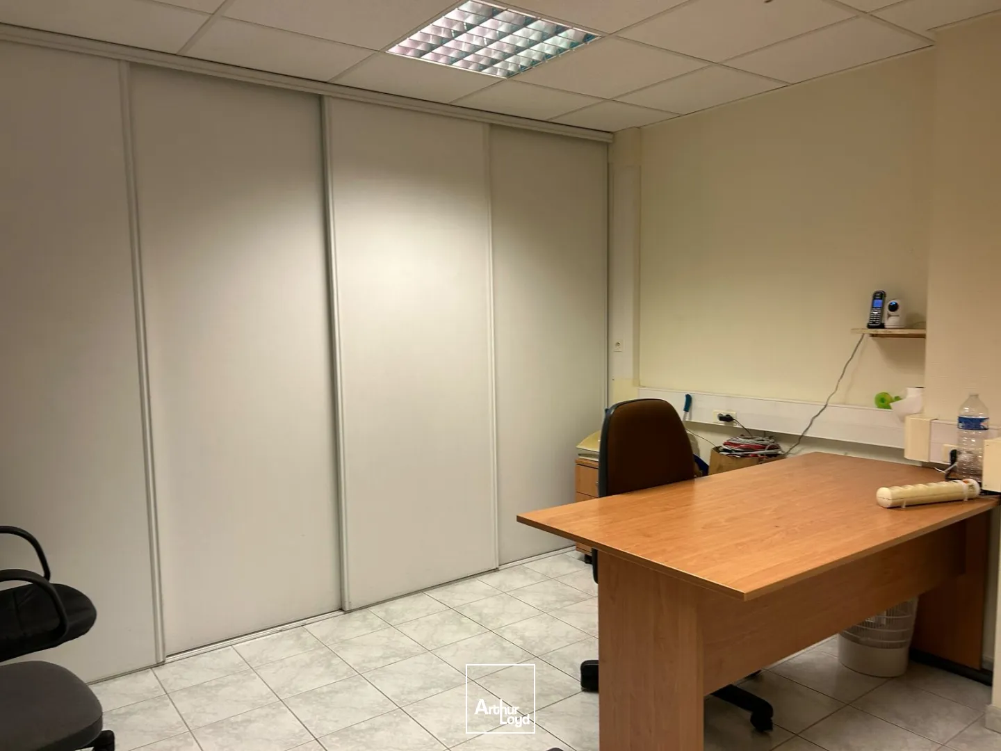 A VENDRE - LOCAL ACTIVITES - 275 M2 - STOCKAGE - BUREAUX - FONCIER 1013 M2 -BESNE -