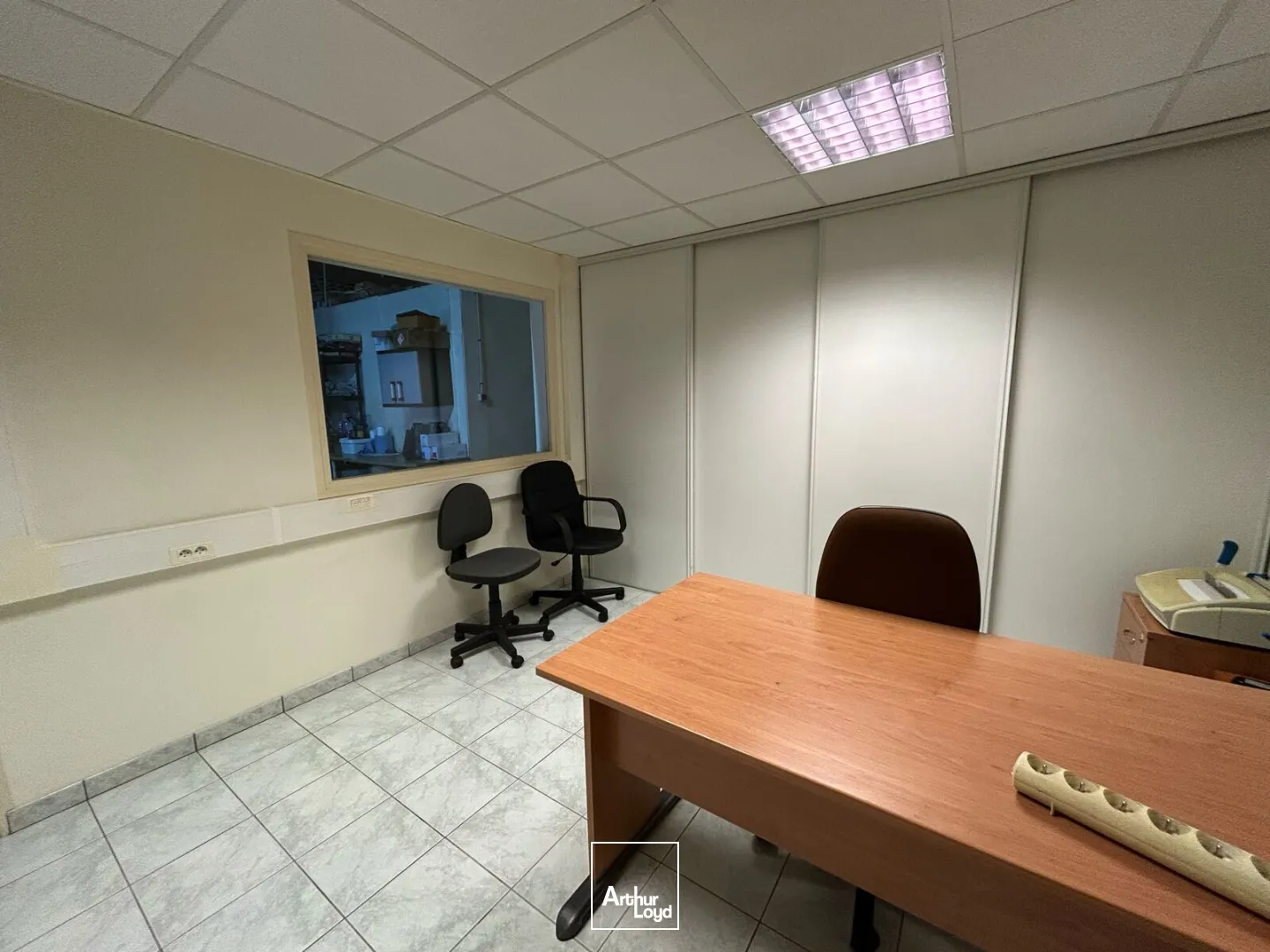 A VENDRE - LOCAL ACTIVITES - 275 M2 - STOCKAGE - BUREAUX - FONCIER 1013 M2 -BESNE -