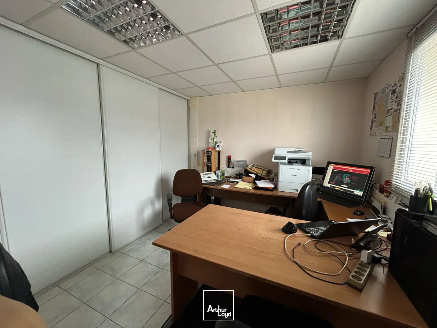 A VENDRE - LOCAL ACTIVITES - 275 M2 - STOCKAGE - BUREAUX - FONCIER 1013 M2 -BESNE -