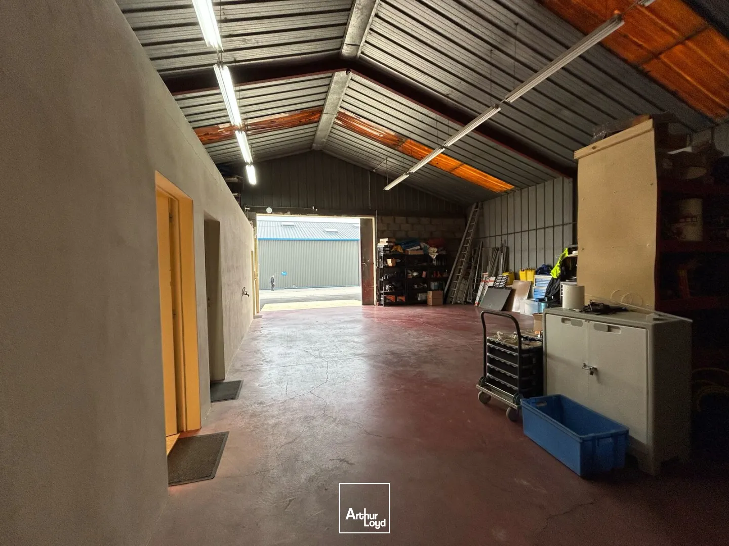 A VENDRE - LOCAL ACTIVITES - 275 M2 - STOCKAGE - BUREAUX - FONCIER 1013 M2 -BESNE -