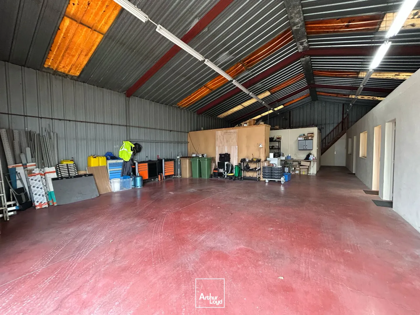 A VENDRE - LOCAL ACTIVITES - 275 M2 - STOCKAGE - BUREAUX - FONCIER 1013 M2 -BESNE -