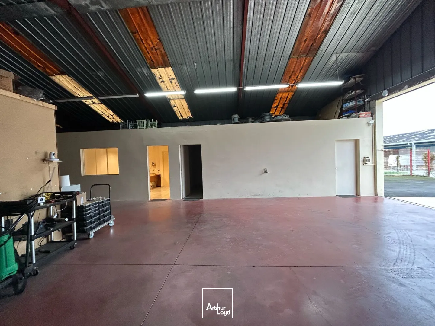A VENDRE - LOCAL ACTIVITES - 275 M2 - STOCKAGE - BUREAUX - FONCIER 1013 M2 -BESNE -