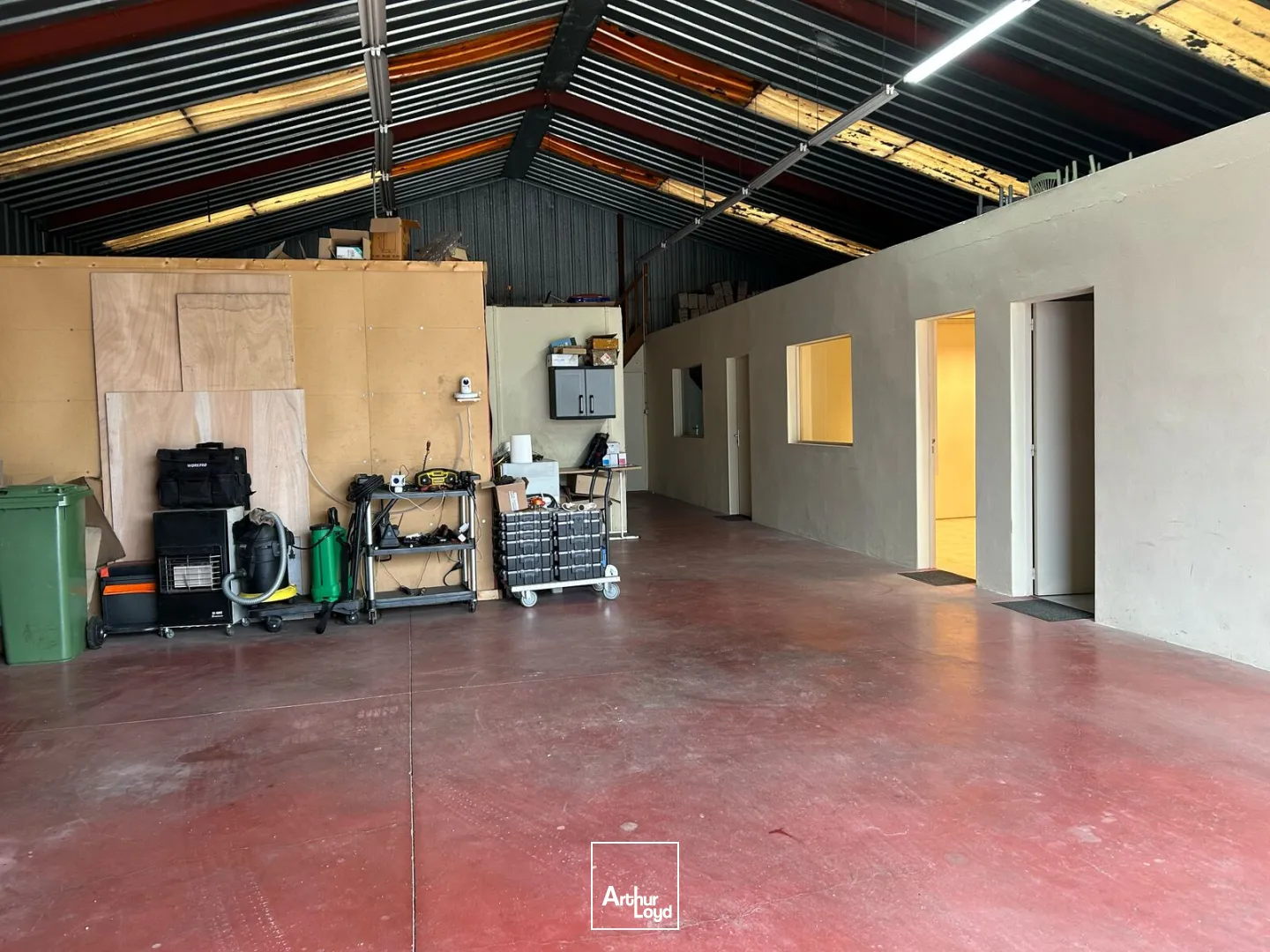 A VENDRE - LOCAL ACTIVITES - 275 M2 - STOCKAGE - BUREAUX - FONCIER 1013 M2 -BESNE -