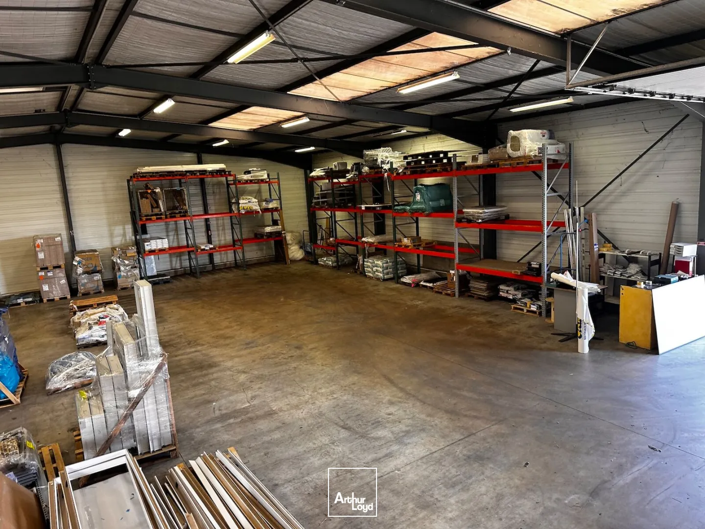 À LOUER, vente envisageable : Local d'activité de 408 m² avec auvent, situé à Montrond-les-Bains