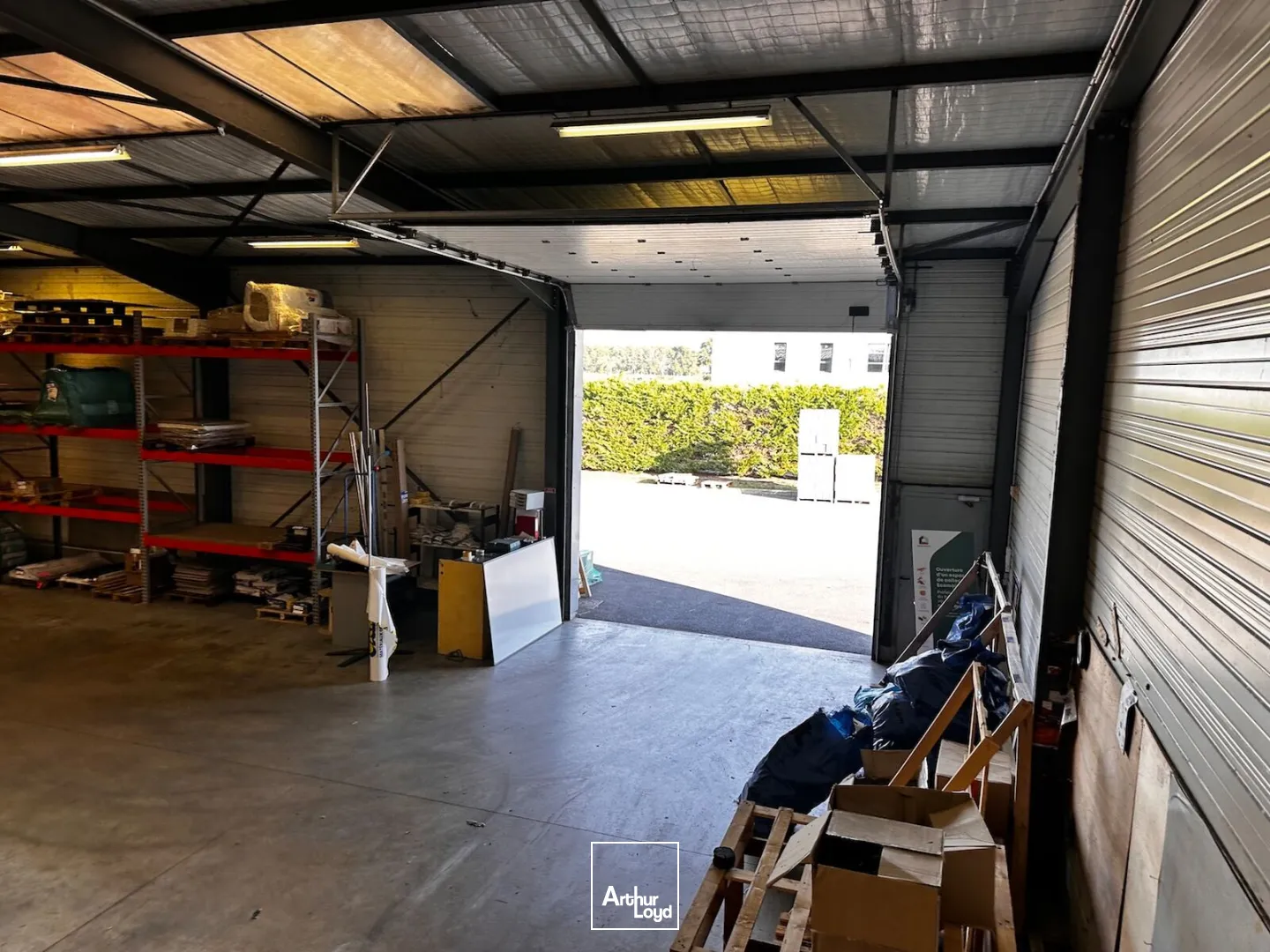 À LOUER, vente envisageable : Local d'activité de 408 m² avec auvent, situé à Montrond-les-Bains