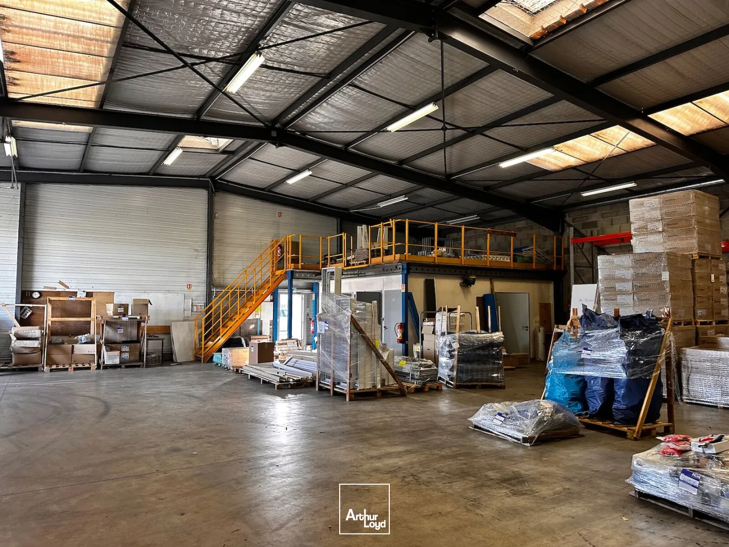 À LOUER, vente envisageable : Local d'activité de 408 m² avec auvent, situé à Montrond-les-Bains