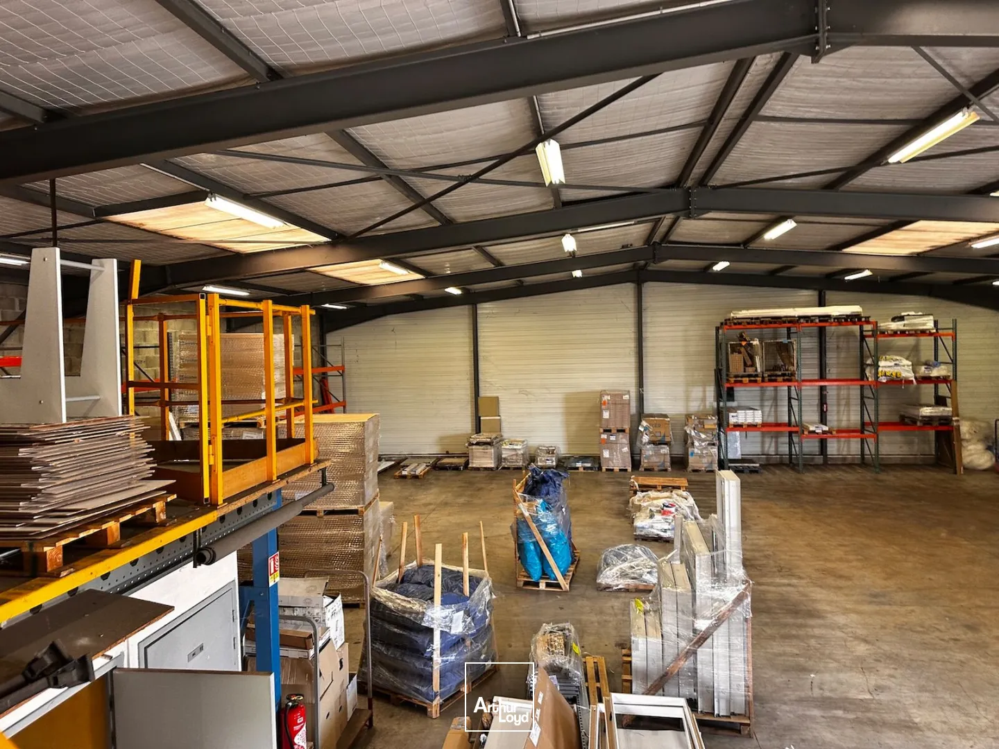 À LOUER, vente envisageable : Local d'activité de 408 m² avec auvent, situé à Montrond-les-Bains
