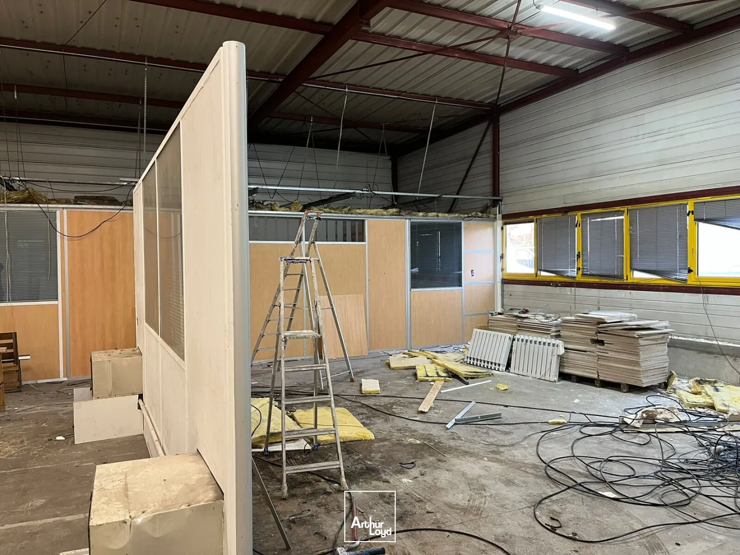 A LOUER : atelier-bureaux à partir de 612 m² - ZI Coudray Blanc-Mesnil - Rénové - A1/A3/RER B - HSP 6m