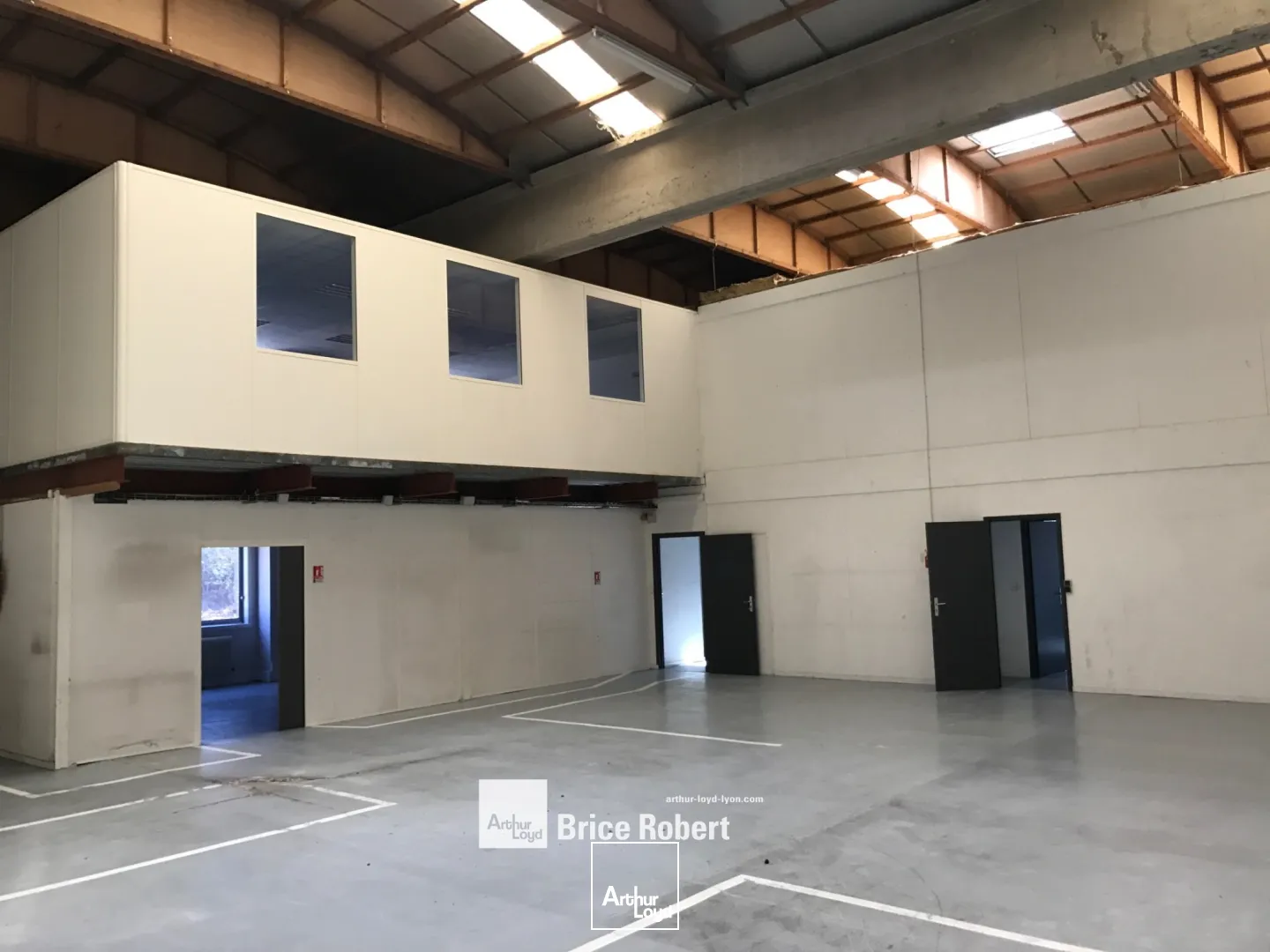 A louer - Bâtiment d'activités au sein d'un parc d' activité rénové avec une hauteur sous plafond de 6.50 m² - Dardilly Techlid