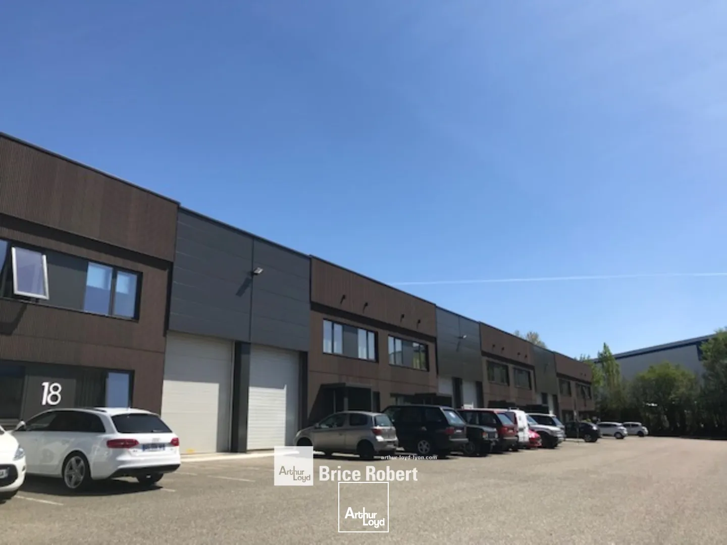 A louer - Bâtiment d'activités au sein d'un parc d' activité rénové avec une hauteur sous plafond de 6.50 m² - Dardilly Techlid