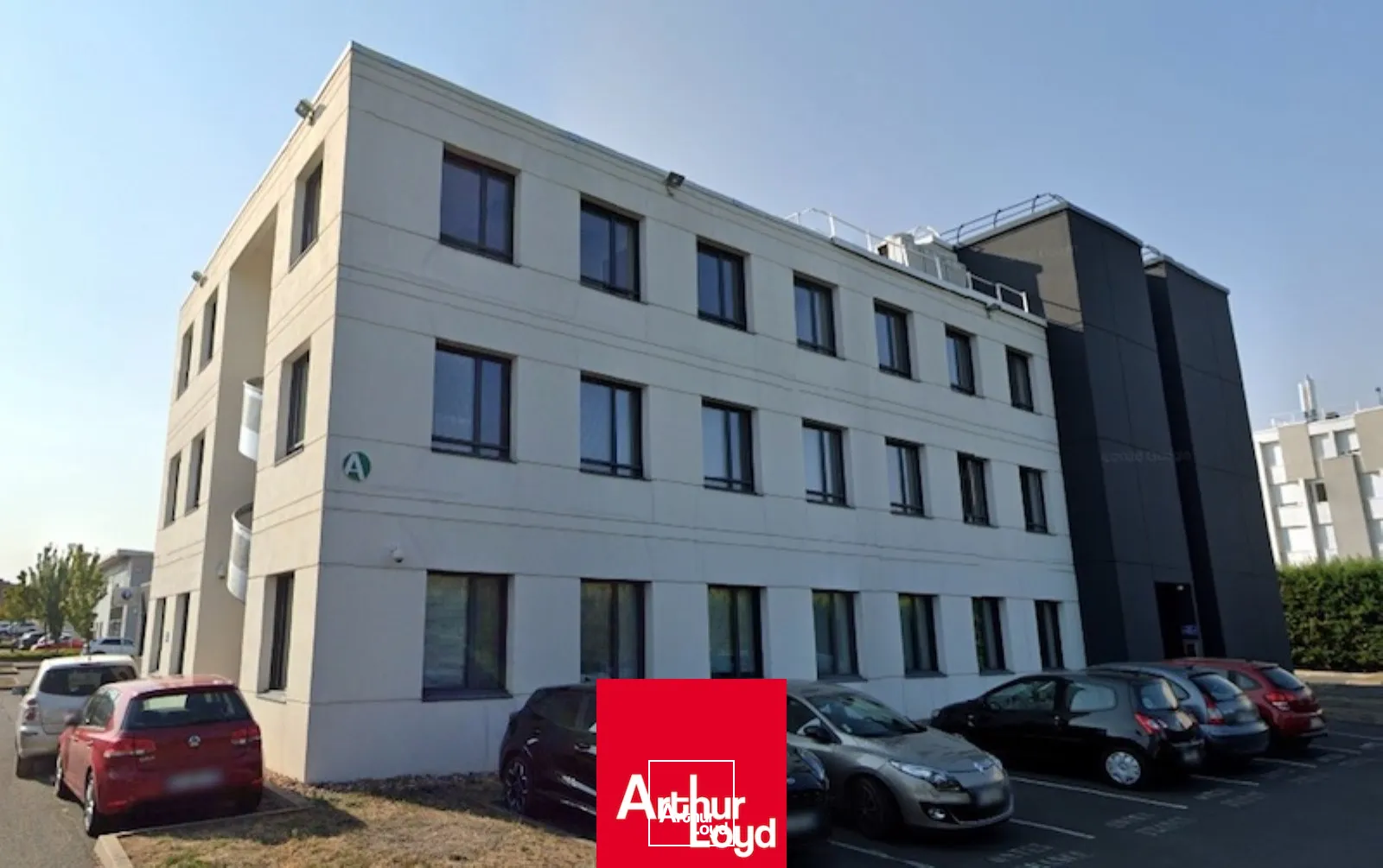 Belle surface de bureaux à louer proche de l'autoroute A6 à Villefranche sur Saône. Nombreux stationnements, accès PMR. Environnement dynamique : Pôle emploi, salle de sport, assuranc...