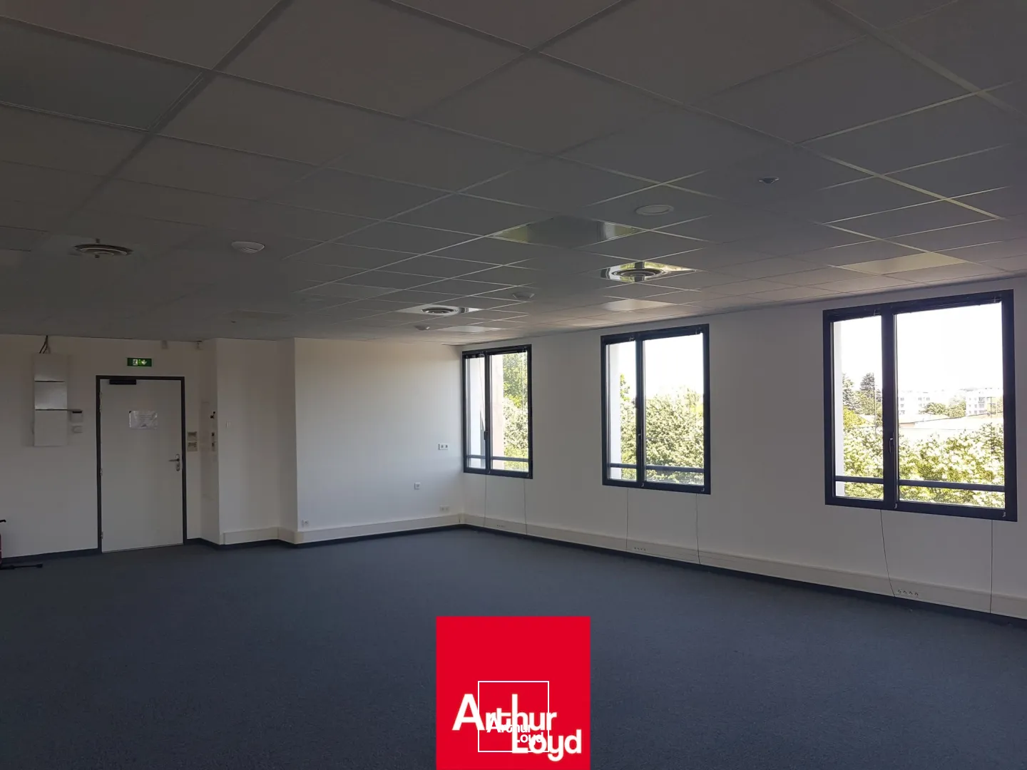 Belle surface de bureaux à louer proche de l'autoroute A6 à Villefranche sur Saône. Nombreux stationnements, accès PMR. Environnement dynamique : Pôle emploi, salle de sport, assuranc...