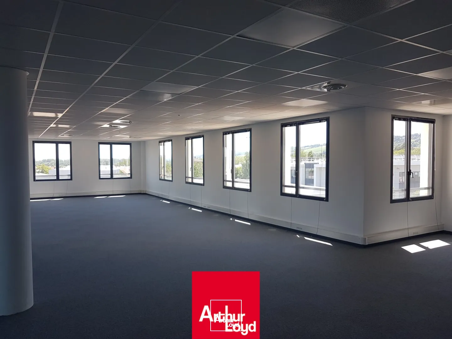 Belle surface de bureaux à louer proche de l'autoroute A6 à Villefranche sur Saône. Nombreux stationnements, accès PMR. Environnement dynamique : Pôle emploi, salle de sport, assuranc...