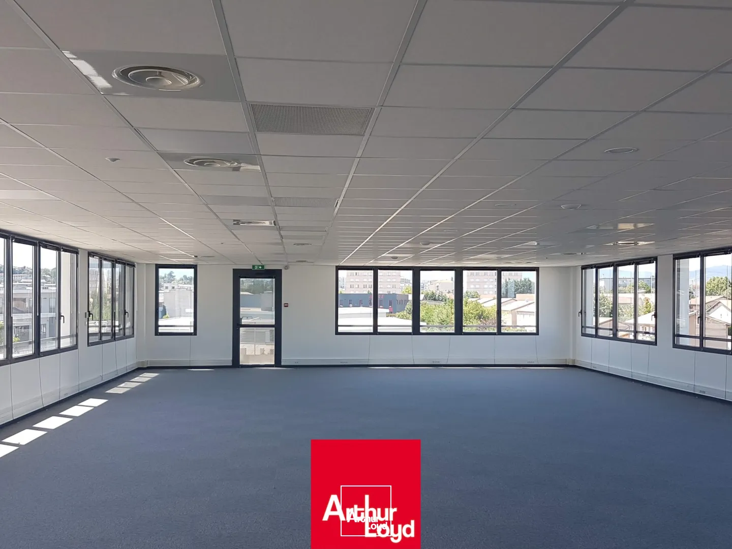 Belle surface de bureaux à louer proche de l'autoroute A6 à Villefranche sur Saône. Nombreux stationnements, accès PMR. Environnement dynamique : Pôle emploi, salle de sport, assuranc...