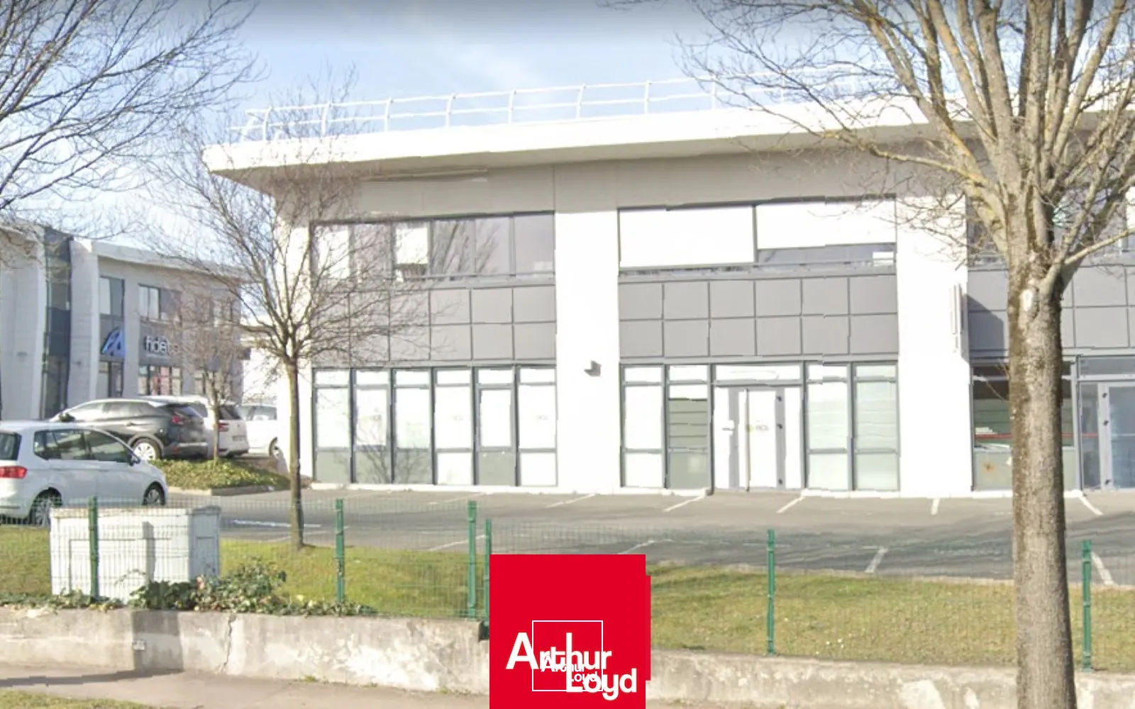 VIllefranche sur Saône : Bureaux à louer en RDC, proche autoroute, visibilité sur axe passant, parking, environnement dynamique : Pole emploi, assurance, salle de sport...