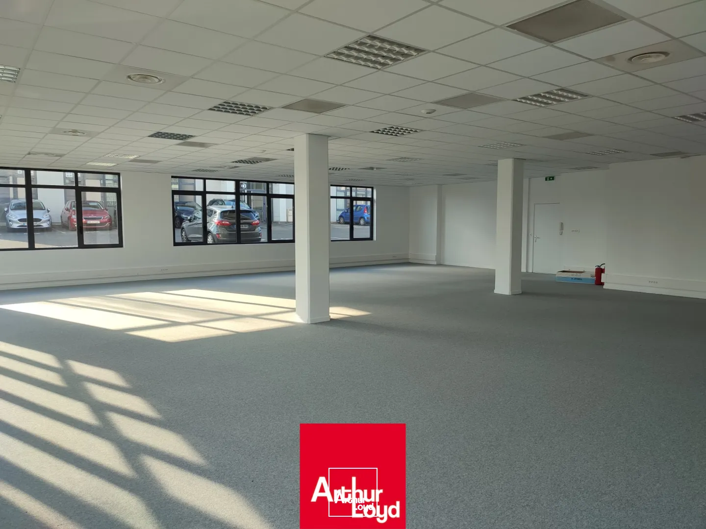 VIllefranche sur Saône : Bureaux à louer en RDC, proche autoroute, visibilité sur axe passant, parking, environnement dynamique : Pole emploi, assurance, salle de sport...