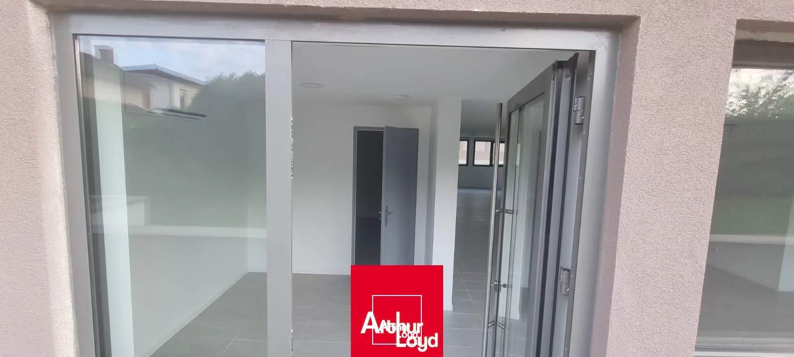 Local professionnel à louer en rez-de-chaussée à Jassans Riottier, proche de Villefranche sur Saône