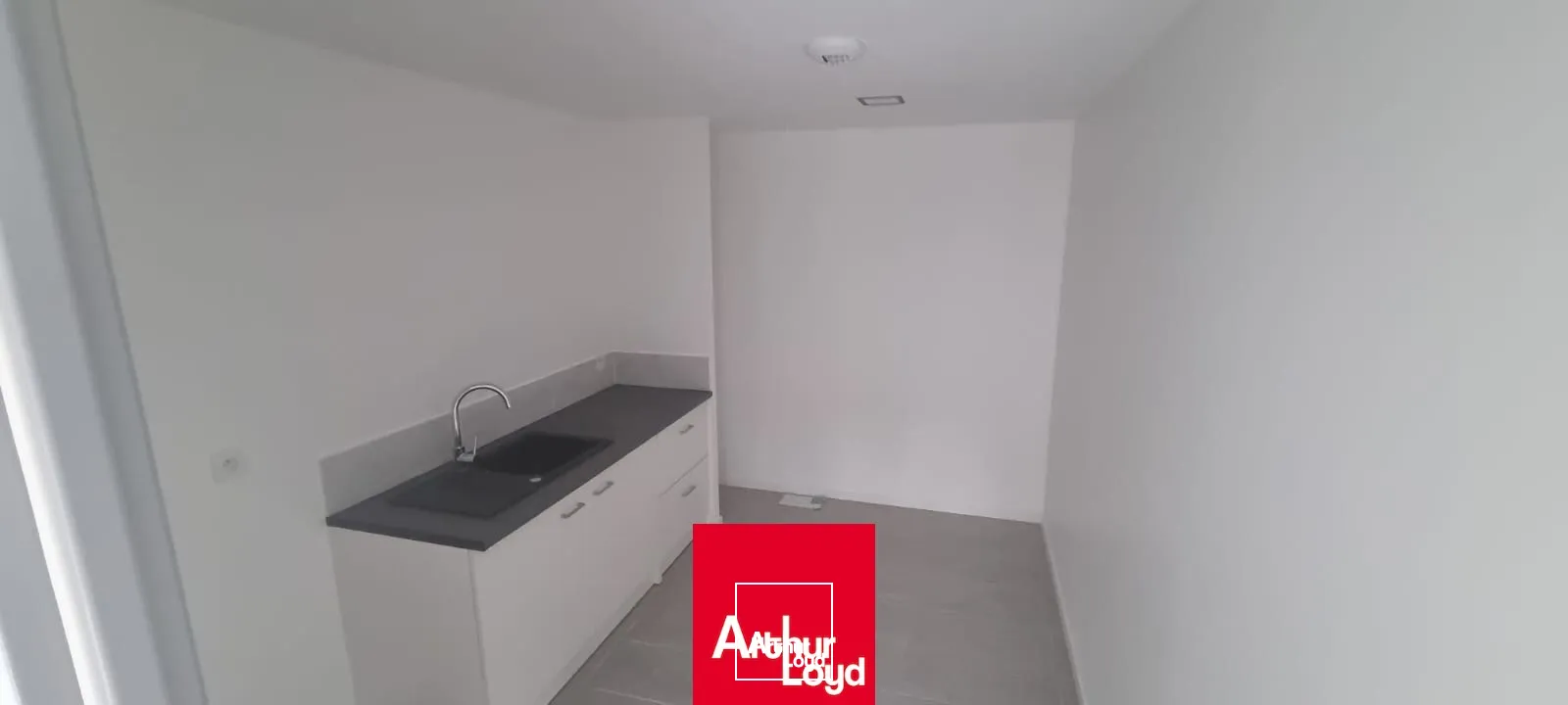 Local professionnel à louer en rez-de-chaussée à Jassans Riottier, proche de Villefranche sur Saône