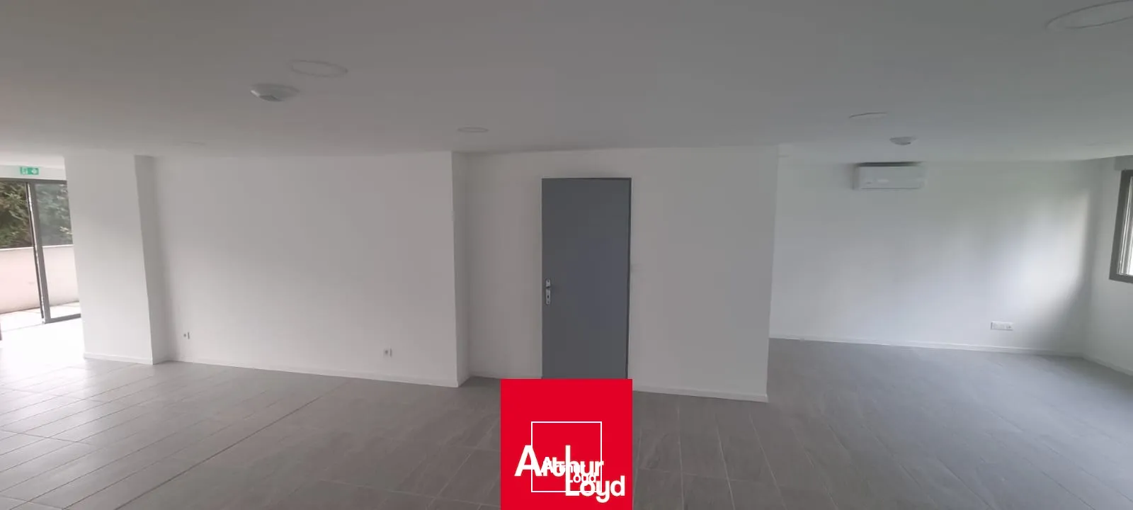 Local professionnel à louer en rez-de-chaussée à Jassans Riottier, proche de Villefranche sur Saône