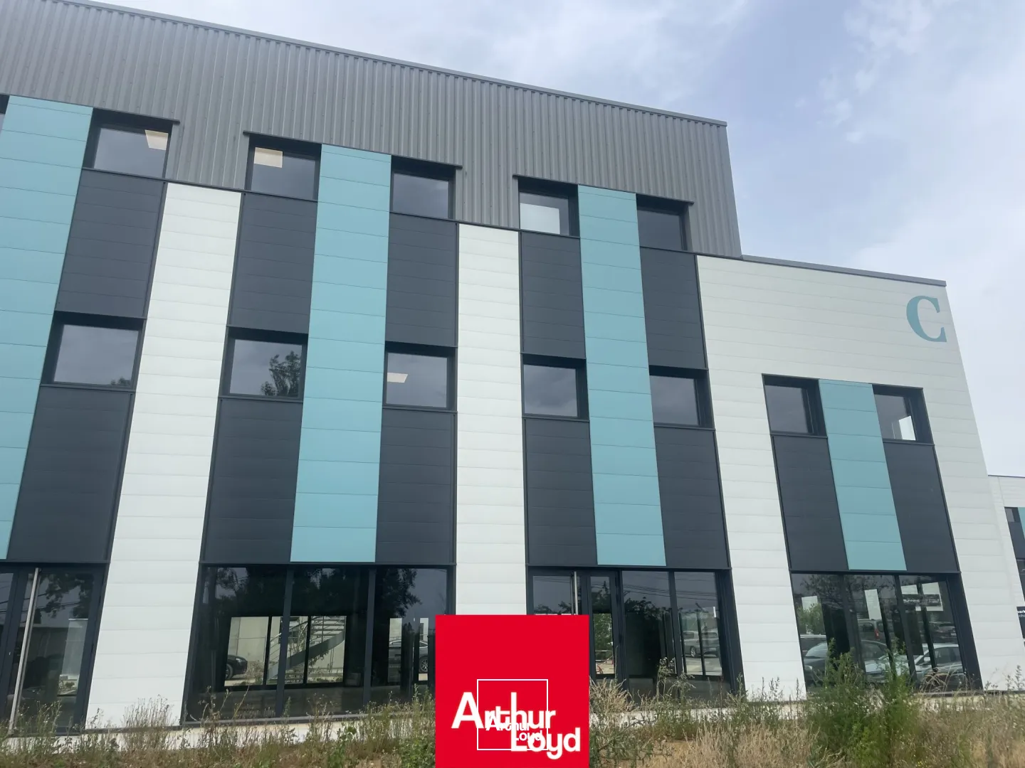 Bureau de 195 m2 à vendre, en façade d'un axe passant à Genay, au Nord de Lyon