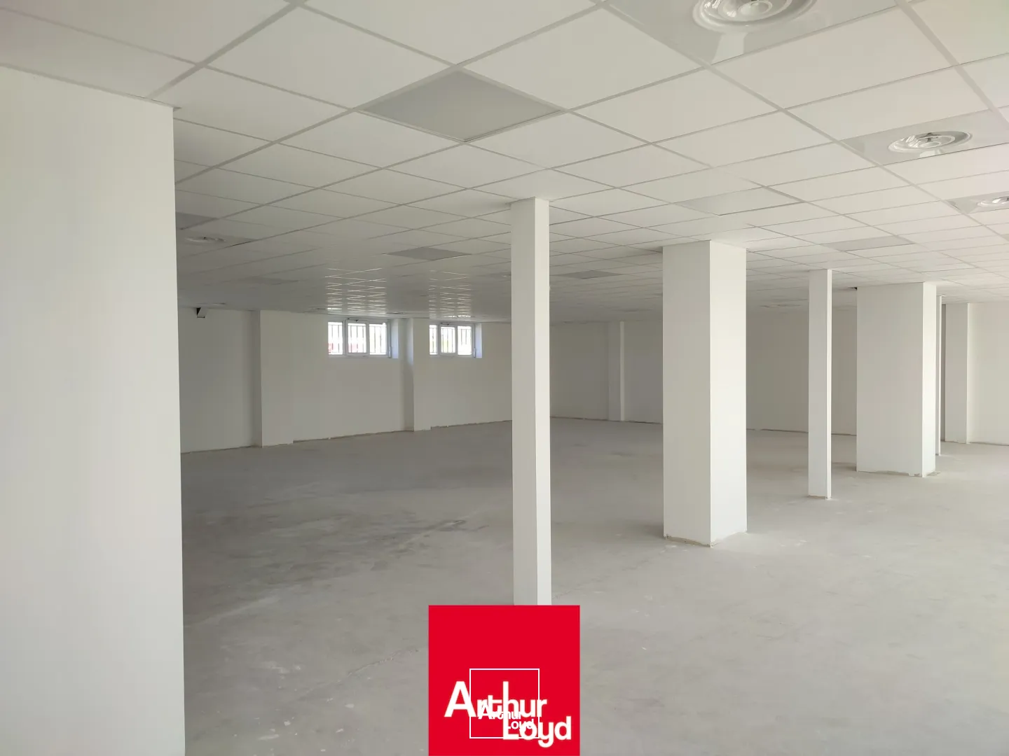 Surface de bureaux à louer à Villefranche sur Saône, accès PMR, parking.