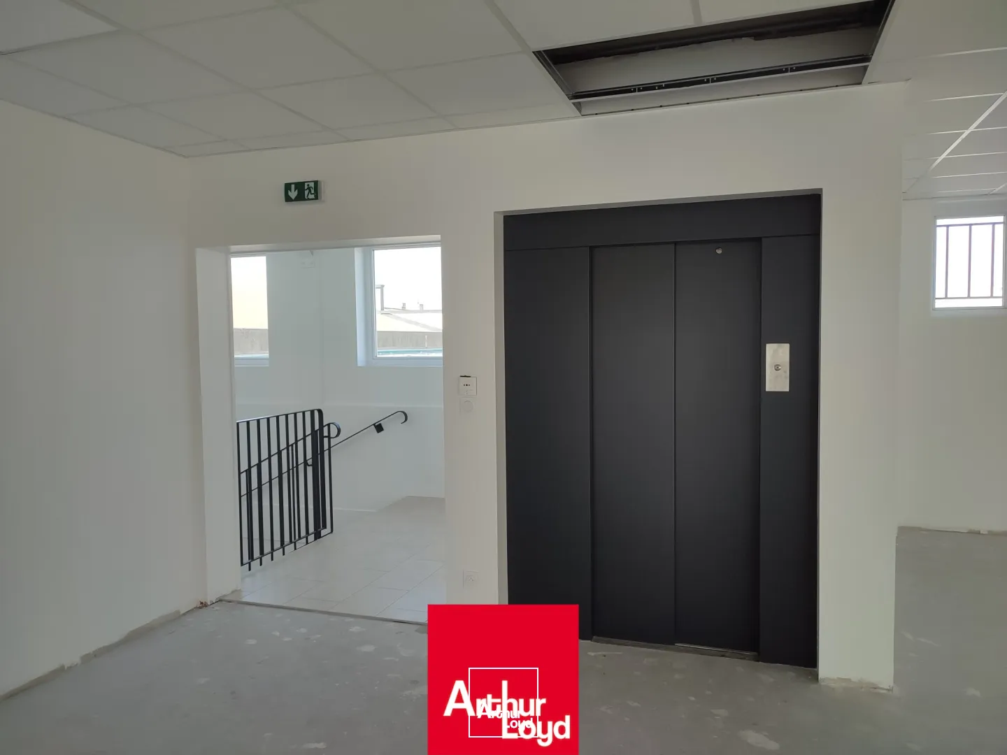 Surface de bureaux à louer à Villefranche sur Saône, accès PMR, parking.