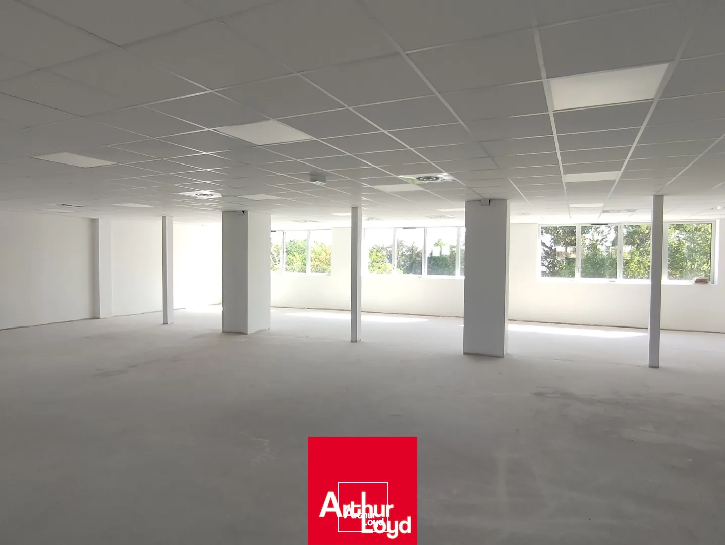 Surface de bureaux à louer à Villefranche sur Saône, accès PMR, parking.