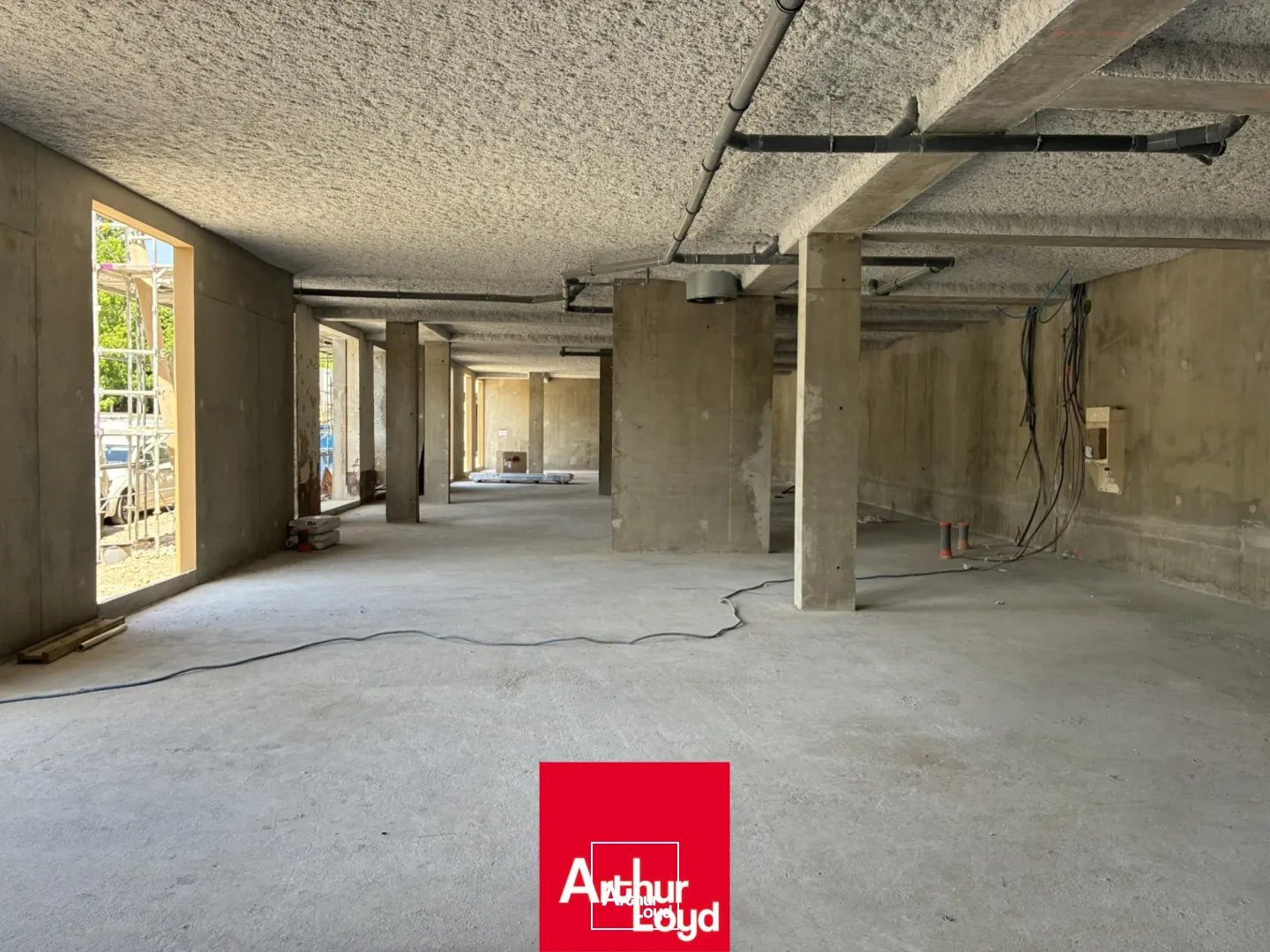 Commerces disponibles à la location ou à la vente à Gleizé (69400), donnant sur la route de Tarare.