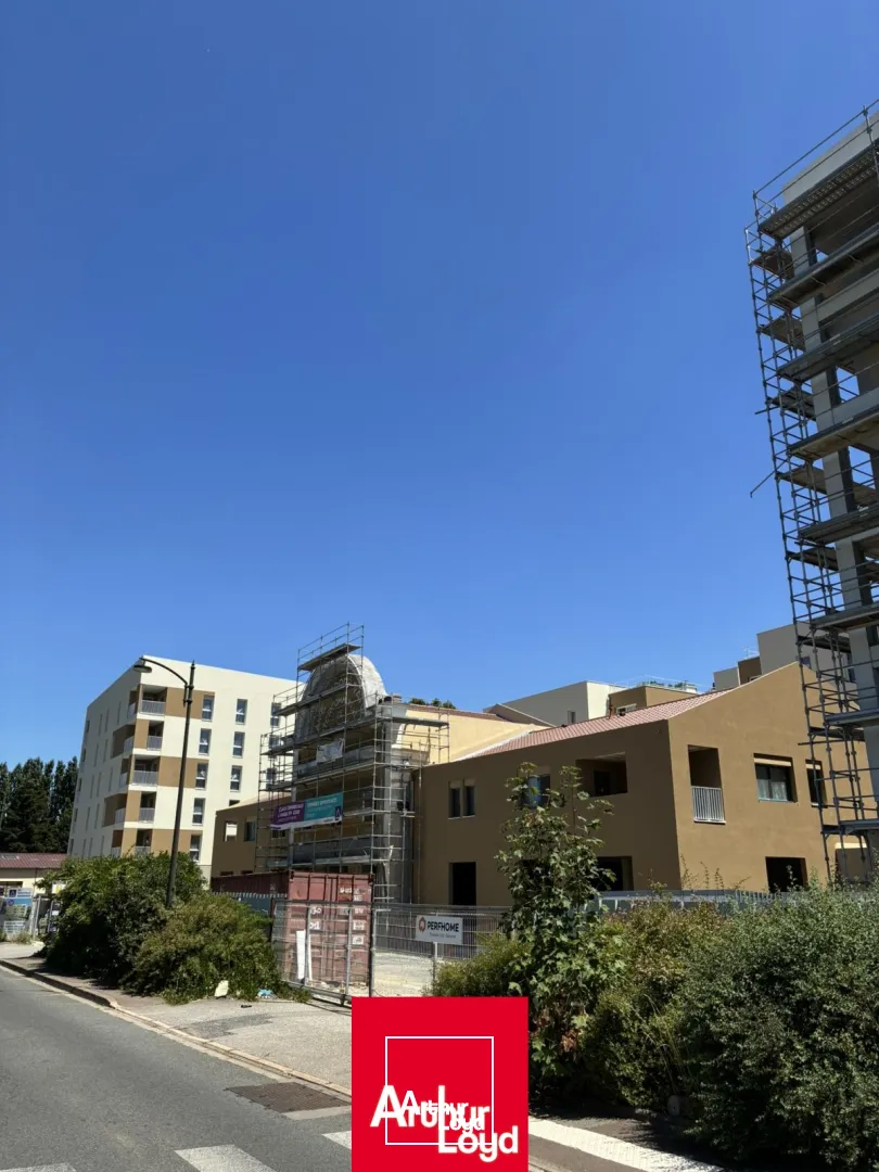 Commerces disponibles à la location ou à la vente à Gleizé (69400), donnant sur la route de Tarare.