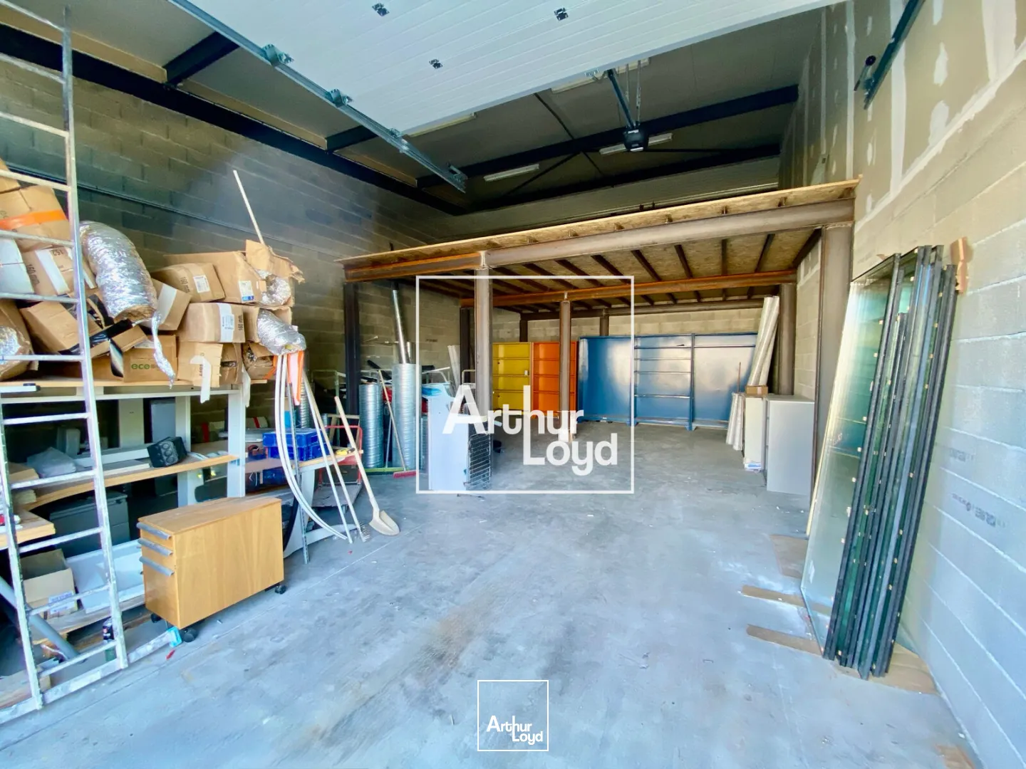 À LOUER - Local d'activité 73 m² avec porte sectionnelle - Accessibilité optimale et environnement dynamique - ARTHUR LOYD MONTPELLIER