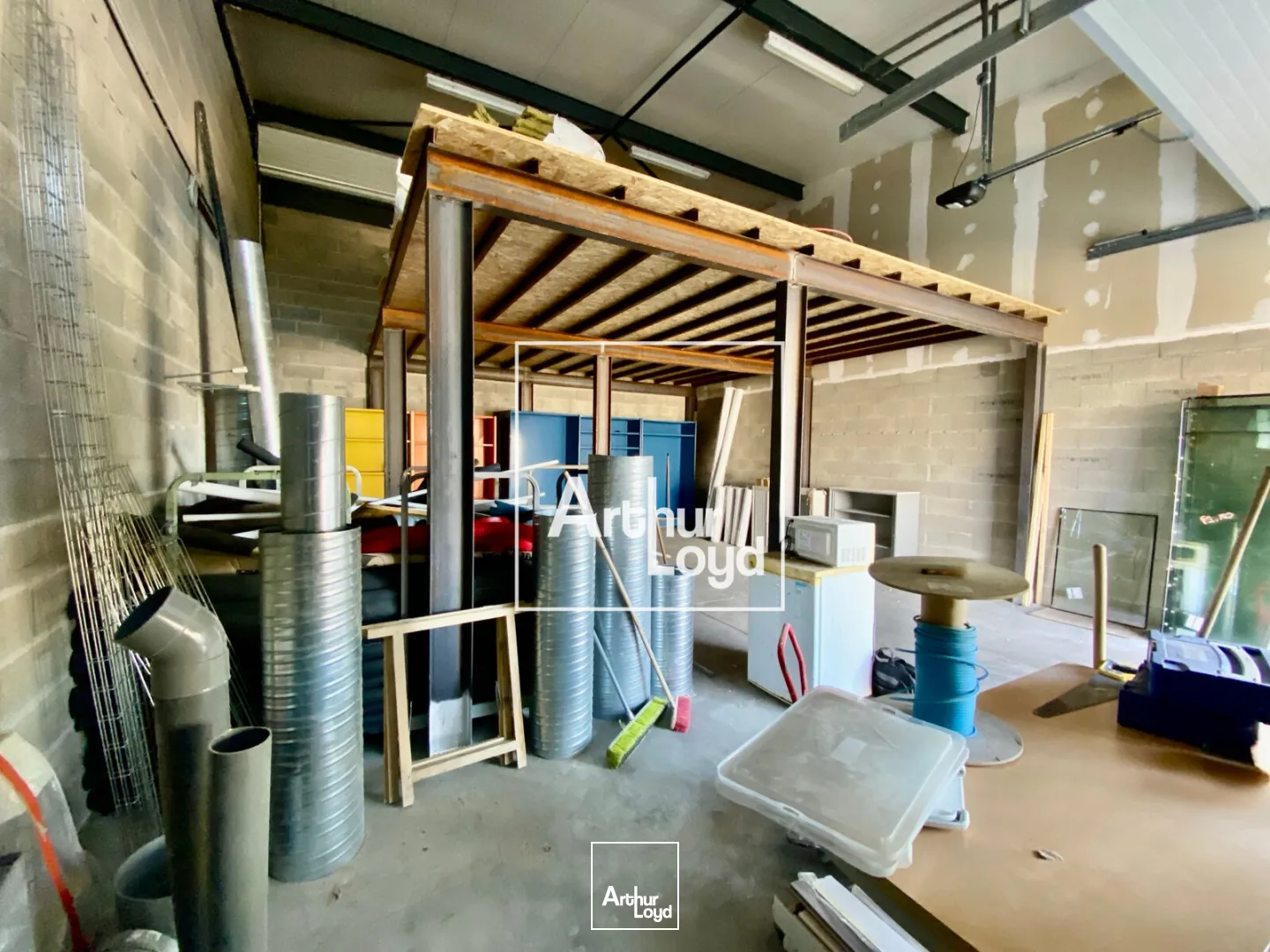 À LOUER - Local d'activité 73 m² avec porte sectionnelle - Accessibilité optimale et environnement dynamique - ARTHUR LOYD MONTPELLIER