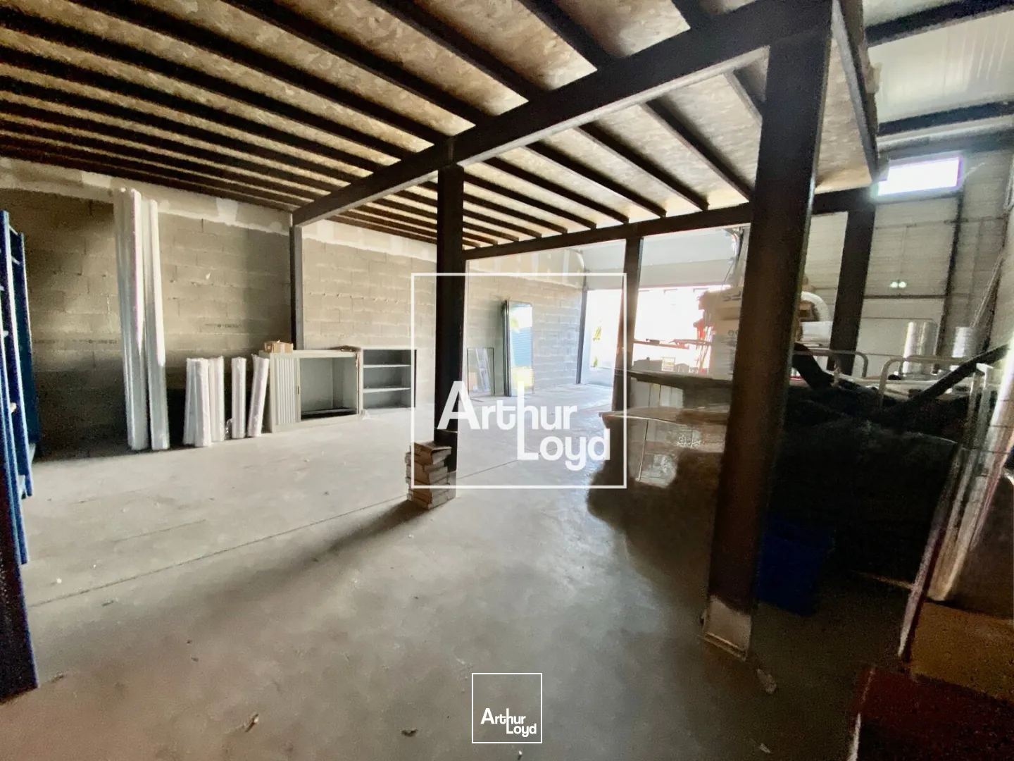 À LOUER - Local d'activité 73 m² avec porte sectionnelle - Accessibilité optimale et environnement dynamique - ARTHUR LOYD MONTPELLIER