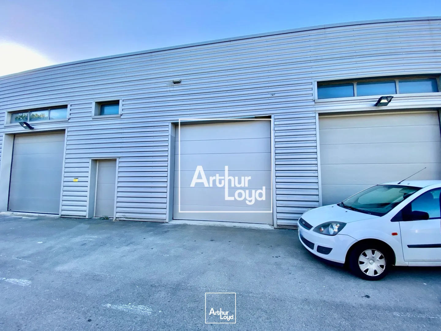 À LOUER - Local d'activité 73 m² avec porte sectionnelle - Accessibilité optimale et environnement dynamique - ARTHUR LOYD MONTPELLIER