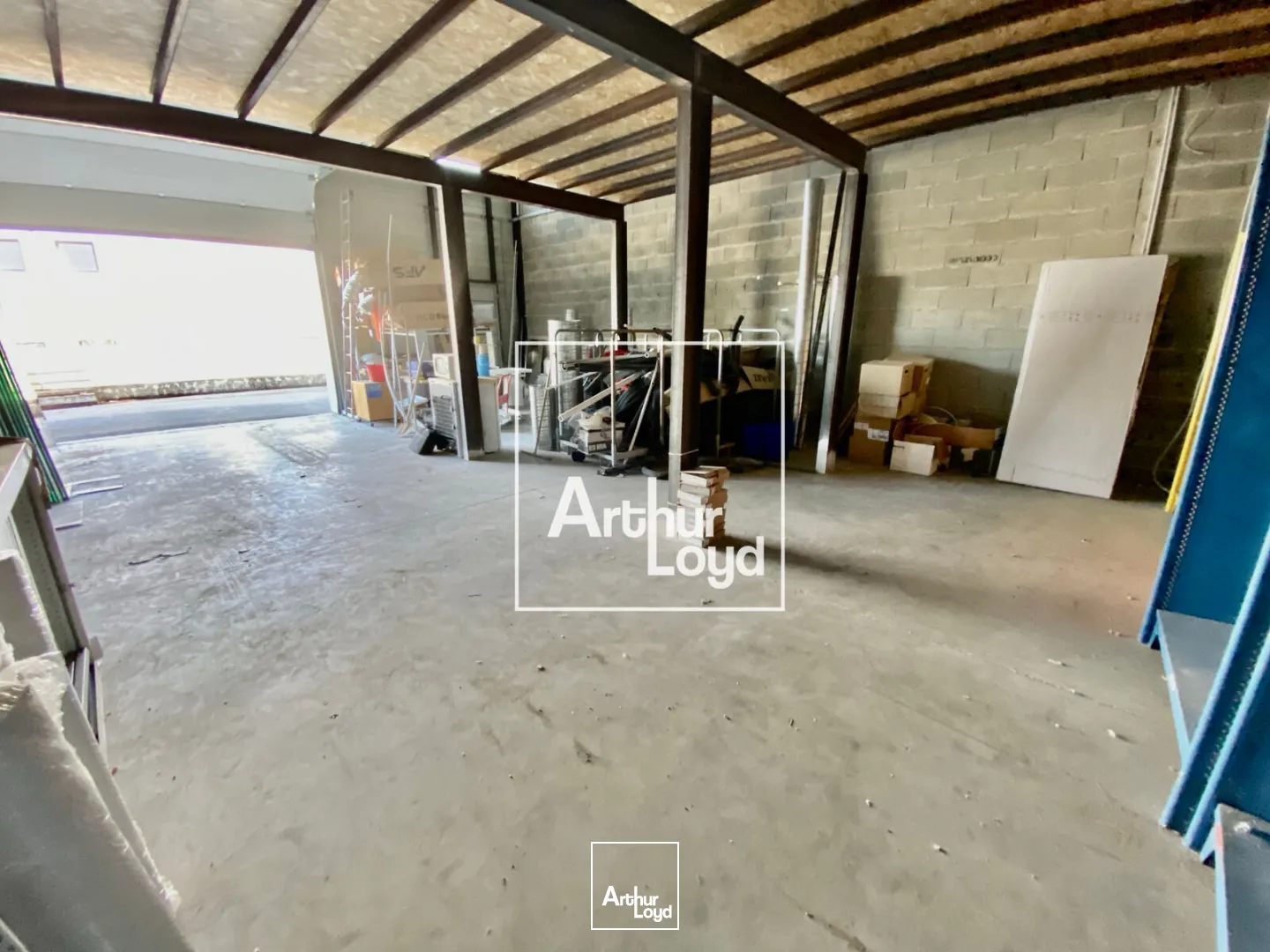 À LOUER - Local d'activité 73 m² avec porte sectionnelle - Accessibilité optimale et environnement dynamique - ARTHUR LOYD MONTPELLIER